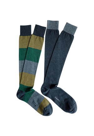 Calzini alti fino al ginocchio di colore grigio scuro con una varietà di righe verdi, gialle e grigie. Texture morbida con bordi a coste.
