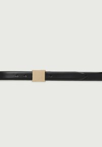 Cintura in pelle nera con una fibbia quadrata in tonalità oro, texture liscia e numerosi fori di regolazione per la misura.