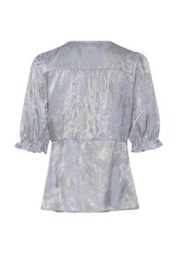 Blusa grigia chiara in tessuto morbido e testurizzato. Presenta maniche a sbuffo corte con polsini arricciati e un motivo dettagliato leggermente lucido.