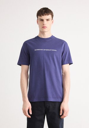 Tricou scurt cu maneca din bumbac, de culoare albastru marin, cu guler tip crew și un logo text în față: "BARBOUR INTERNATIONAL" cu litere albe.