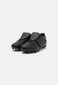 Bottes de football noires en cuir lisse, dotées d'une languette rembourrée, d'un système de laçage et de crampons moulés pour une meilleure adhérence.