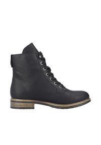 Bottine en cuir noire avec un bout arrondi, un laçage sur le devant et un petit talon empilé. Elle présente des accessoires en métal argenté et une finition texturée.