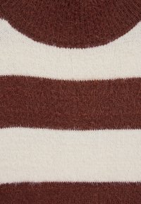 Hnedý a krémový pruhovaný pletený sveter, ktorý sa vyznačuje mäkkou, chlpaticou textúrou, okrúhlym výstrihom a pruhmi rôznej šírky v rôznych farbách.