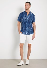 Guess ALLOVER-PRINT - Camicia - mehrfarbig grundton blau
