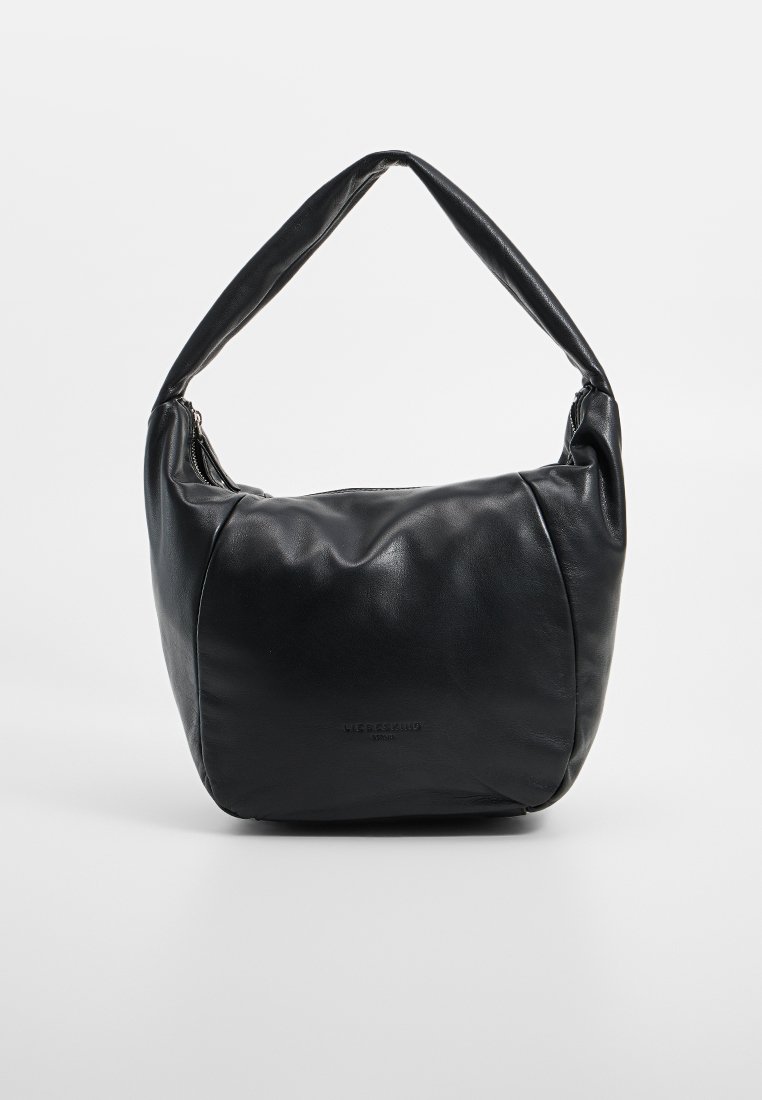 Schwarze Lederhandtasche mit runder Design, einzelner Schulterriemen und Reißverschluss. Glatte Textur mit subtilen Logo-Details auf der Vorderseite.