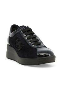 Sneaker blu navy con tomaia in camoscio, dettagli in pelle verniciata, rifiniture laterali testurizzate e suola in gomma spessa. Caratterizzato da lacci neri e passanti.