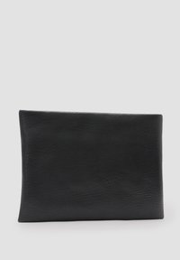 Zwarte leren clutch, rechthoekige vorm met een gestructureerde afwerking. Heeft een eenvoudig ontwerp zonder zichtbare hardware of versieringen.