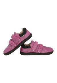 Scarpe in tessuto rosa con dettagli neri, caratterizzate da una superficie testurizzata e tre strap in velcro sulla parte superiore. Le suole in gomma completano il design.