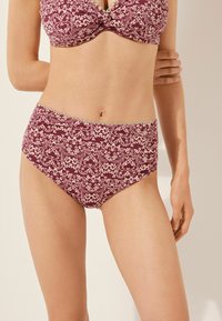 Plumfärgad bikiniunderdel med hög midja och blommönster i krämfärg, med en strukturerad midjeresår och slät tyg.