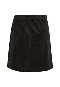 Čierna sukňa z kordurovej látky s elastickým pásom, ktorá má vertikálnu vrúbkovanú textúru a mierne rozšírený lem.