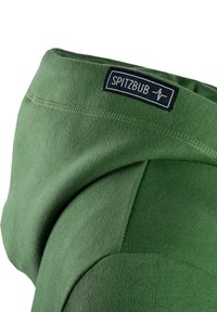 Grüne Kapuzenjacke mit weichem Material, ausgestattet mit einem schwarzen Etikett, das nahe dem Ausschnitt aufgenäht ist. Das Design umfasst eine glatte, abgerundete Kapuze.