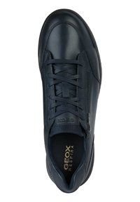 Zapatilla de cuero azul marino con una textura suave, que presenta cordones, una cremallera lateral y una plantilla acolchada con letras doradas "GEOX RESPIRA."