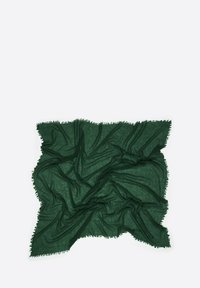 Zielony szalik o fakturowanej powierzchni z frędzlami na krawędziach, wykonany z lekkiego materiału, prezentujący pomarszczony wygląd na białym tle.