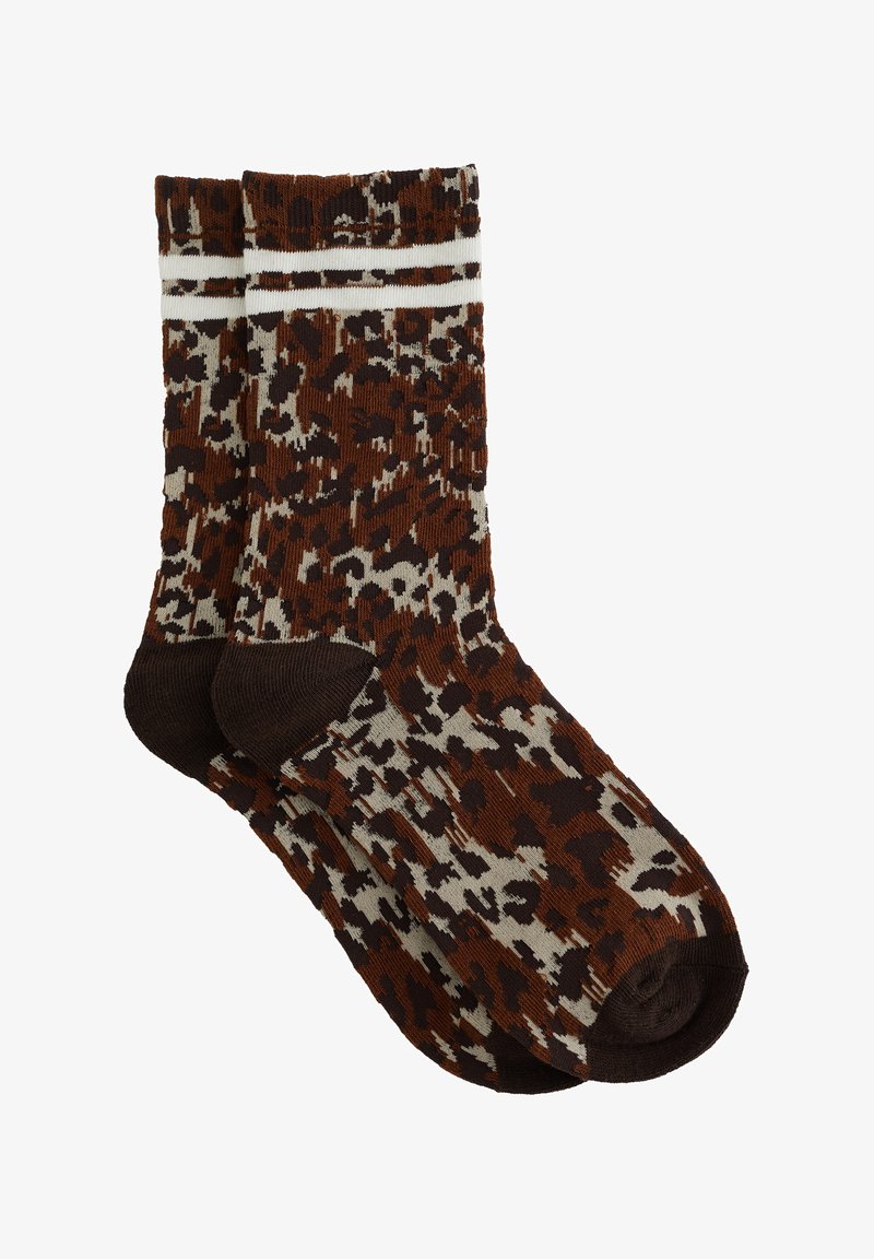 Paire de chaussettes imprimé animal marron et beige avec talons et orteils marron foncé, comportant deux rayures blanches près du bord-côte.