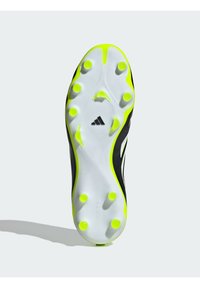 Zwarte voetbalschoen zool met witte en felgele accenten. Heeft gemalde studs en een textuur oppervlak. "COPA" is in de zool geperst.