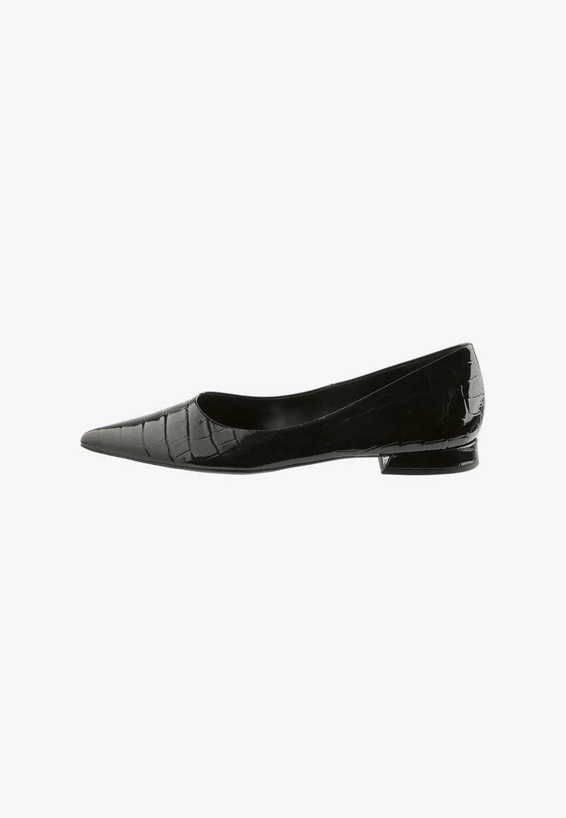 Svarta lacklädersspetsiga ballerinas med krokodilstruktur, låg blockklack och slät foder. Snygg design som är idealisk för formella miljöer.