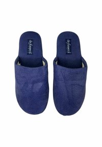 Pantofole in tessuto blu navy con interno imbottito, design a schiena aperta e superficie testurizzata con un sottile motivo geometrico.