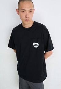 Carhartt WIP AMOUR POCKET - T-shirts med print - black/white
