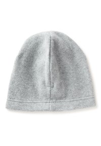 Bonnet en polaire gris avec une texture douce, couronne arrondie et détail de couture à la base. Pas de motifs ou d'ornements visibles.