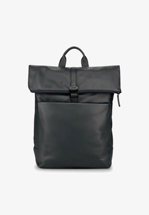 Sac à dos en cuir noir avec design à rabat enroulable, sangle réglable et fermeture à boucle à l'avant. Présente une texture lisse et une forme minimaliste.