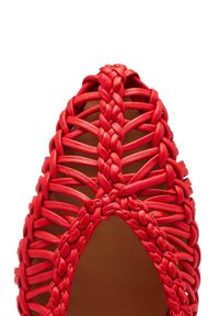 Scarpa alla caviglia intrecciata rossa con un motivo testurizzato e intrecciato, design con punta aperta e superficie interna liscia.