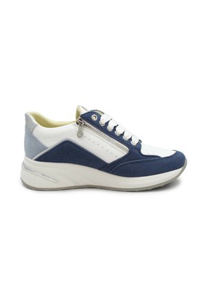 Sneaker bianca e blu navy con accenti in suede, lacci bianchi, cerniera laterale e suola spessa beige, vista dal lato destro.
