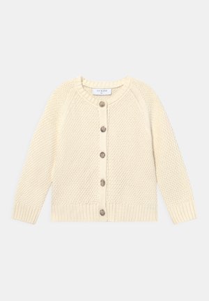 Cardigan crema lavorato a maglia con collo rotondo, maniche lunghe, chiusura con cinque bottoni e motivo strutturato. Polsini e orlo a coste aggiungono dettaglio.