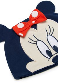 Bonnet marine arborant un design de Minnie Mouse ; en coton doux, avec un visage brodé et un détail de nœud à pois rouges. Oreilles rondes sur le dessus.