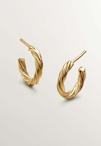 Pendientes de aro dorados texturizados con un diseño retorcido y un cierre seguro, que presentan superficies lisas y reflectantes en forma redonda.