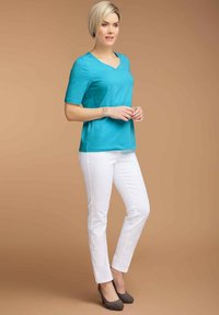 GOLDNER MIT CHARMANTEM AUSSCHNITT UND SCHMUCKSTEINCHEN - T-Shirt print - turquoise