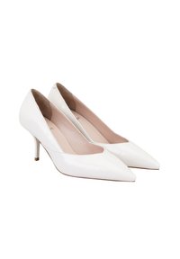 Witte patenten leren hoge hakken met een puntige neus en een slanke hak. Gladde textuur met een minimalistische esthetiek.