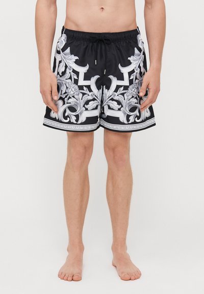 Schwarze Badehosen mit weißen, verzierten floralen und geometrischen Mustern, elastischem Bund mit Kordelzug und einer glatten, wasserabweisenden Textur.
