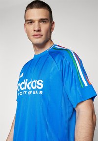 adidas Sportswear HOUSE OF TIRO NATIONS PACK - Marškinėliai su spaudiniu - blue/white/red/green