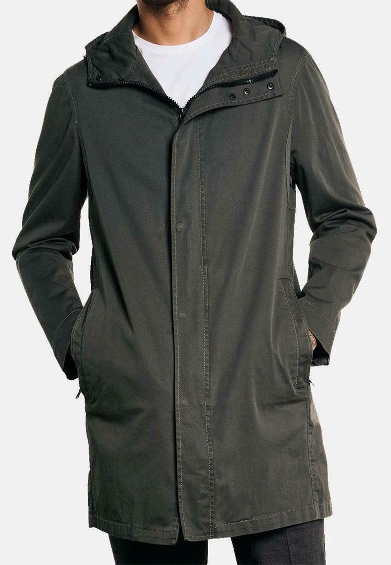 Zielona oliwkowa kurtka z kapturem, wykonana z gładkiego materiału, z zapięciem na guziki z przodu, dwoma bocznymi kieszeniami i regulowanymi mankietami dla lepszego dopasowania.