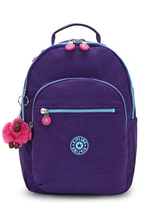 Kleine paarse rugzak met blauwe ritssluitingen, een voorvak en een roze knuffelaap sleutelhanger aan de zijkant.