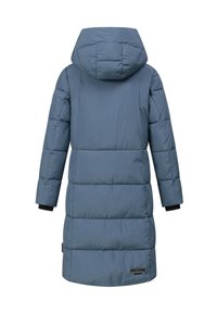 Niebieski długi płaszcz ocieplany z kapturem, z pikowanym wzorem, elastycznymi mankietami i czarną naszywką logo w dolnym prawym rogu.