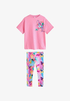 Lyserød t-shirt med korte ærmer med farverigt blomsterprint og bogstaver; matchende leggings med et levende, flerfarvet abstrakt mønster.