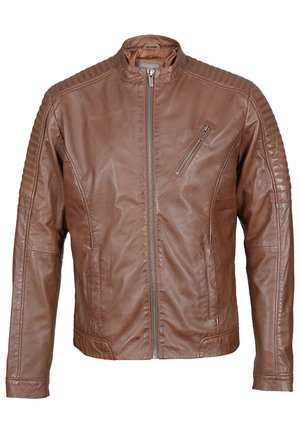 Chaqueta de cuero marrón con cremallera frontal, bolsillo en el pecho con cremallera, hombros acolchados y mangas largas sobre un fondo blanco.