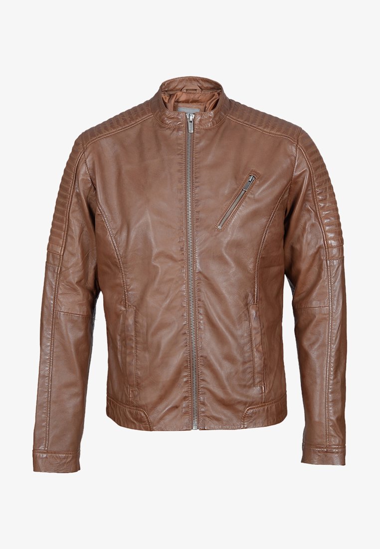 Chaqueta de cuero marrón con cremallera frontal, bolsillo en el pecho con cremallera, hombros acolchados y mangas largas sobre un fondo blanco.