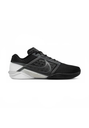 Schwarze Sportschuhe mit einem Obermaterial aus Netzgewebe, strukturiertem Stoff und einer kontrastierenden Gummi-Sohle in Weiß und Grau. Sie verfügen über flache Schnürsenkel und ein unterstützendes Design.