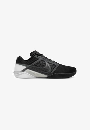 Schwarze Sportschuhe mit einem Obermaterial aus Netzgewebe, strukturiertem Stoff und einer kontrastierenden Gummi-Sohle in Weiß und Grau. Sie verfügen über flache Schnürsenkel und ein unterstützendes Design.