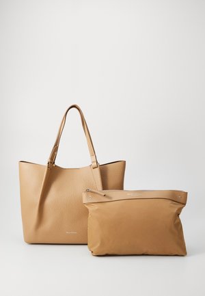 Bruine leren tote bag met een gestructureerde afwerking en lange handvatten, vergezeld van een kleinere, gladde bruine pouch met een rits.