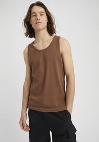 Non sélectionné, marron