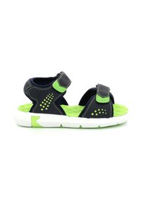 Sandalia azul marino y verde lima con dos tiras de Velcro, suela de goma, diseño con recortes y plantilla texturizada para mayor comodidad.