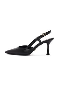 Tacchi a spillo neri con punta affusolata, realizzati in pelle, con una sottile cinghia alla caviglia decorata da una fibbia dorata e un tacco a stiletto dalla forma unica.