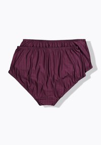 Bordeaux hoge taille bikini broek met verticale streepjes, geraffineerde stof en golvende randen langs de tailleband en beenopeningen.