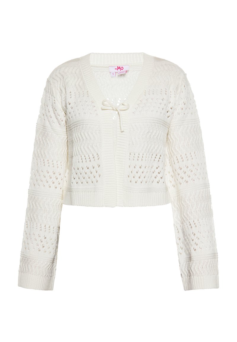 Cardigan corto bianco in stile uncinetto con scollo a V, maniche lunghe e dettaglio con fiocco nella parte anteriore; presenta motivi ad uncinetto aperti e polsini a costine.