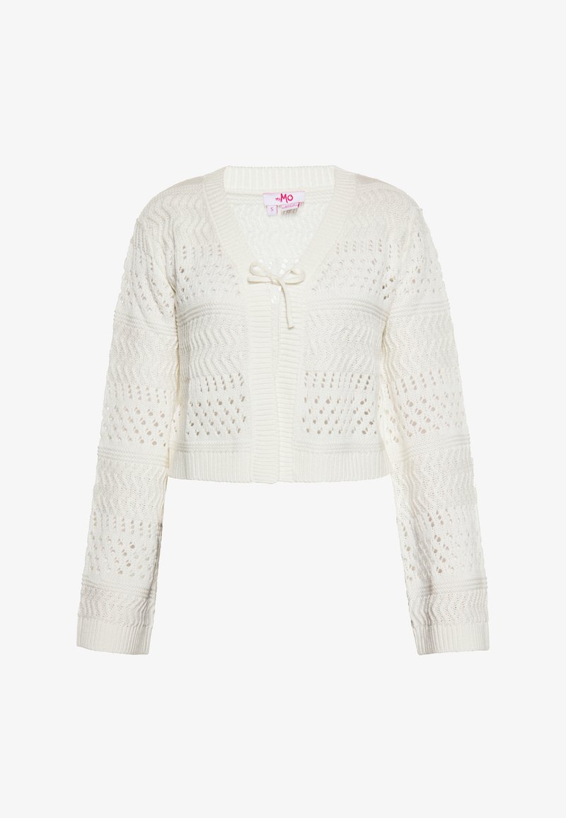 Horgolt stílusú, fehér, cropped kardigán V-nyakkivágással, hosszú ujjakra és elöl megkötős részletre; nyitott kötési mintákkal és bordás mandzsettákkal rendelkezik.