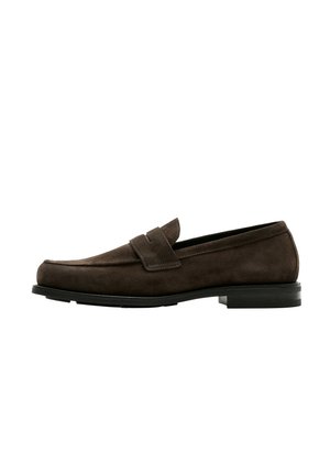Mørkebrun herre loafer i ruskind med en flad sort sål og en remdetalje på toppen, vist fra siden på en hvid baggrund.