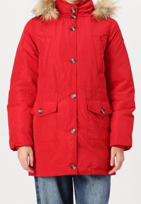 Rød polstret parka-jakke med pelsforet hætte, fem knapper, to forlommer, elastisk talje og en glat tekstur.